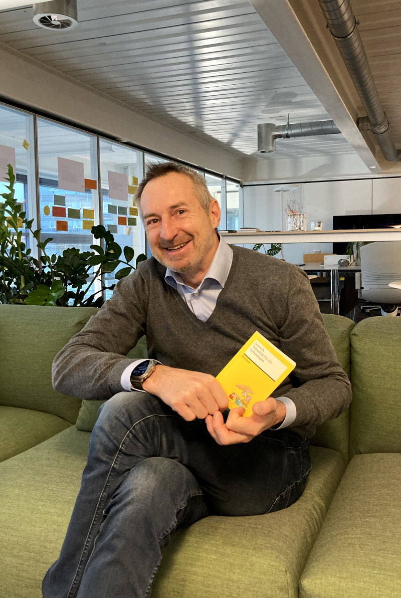 Mann liest Buch