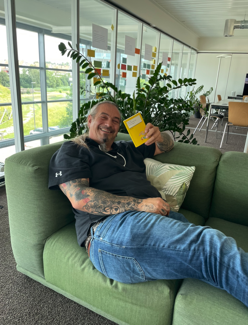 Mann auf Sofa