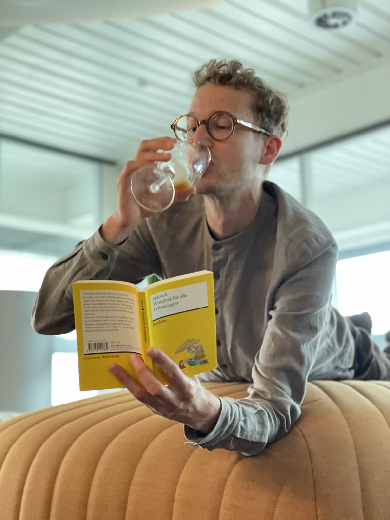 Mann liest und trinkt Bier