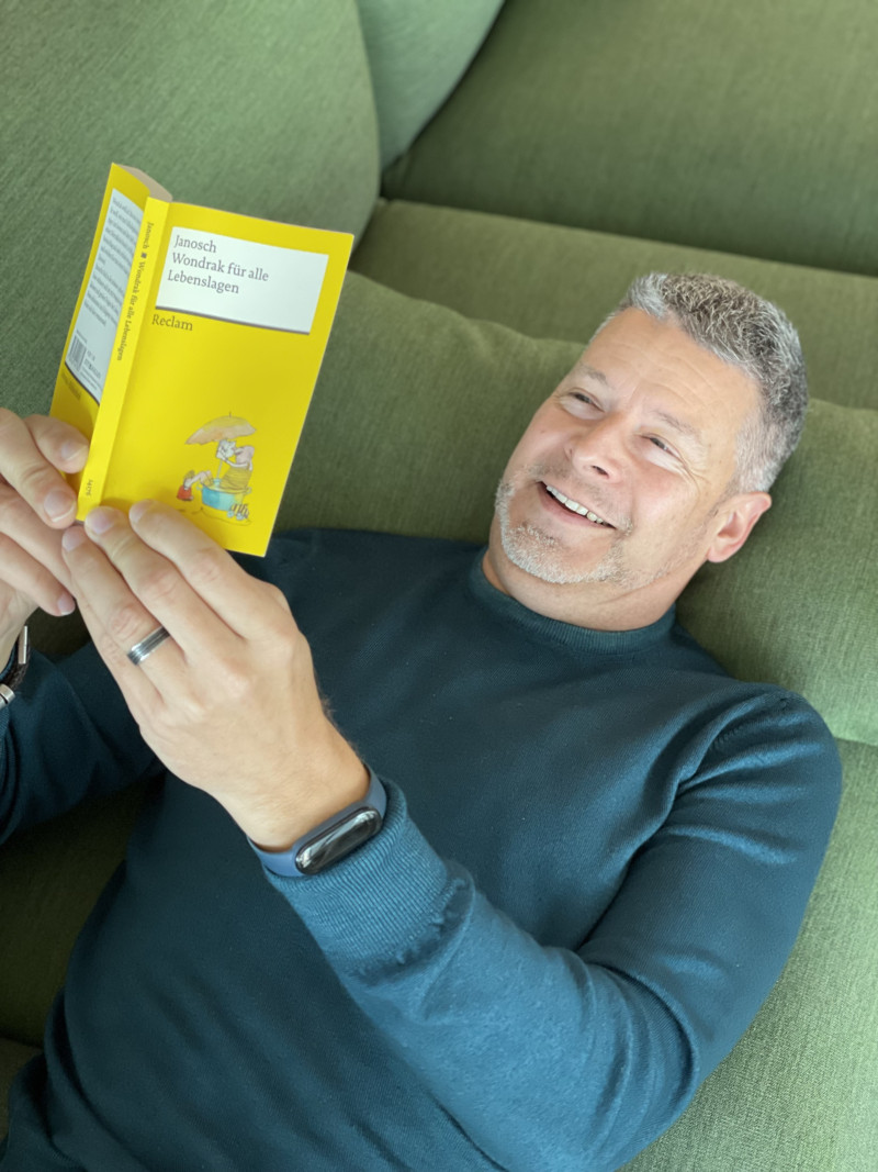 Mann mit Buch