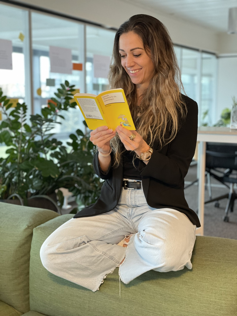 Frau liest Buch