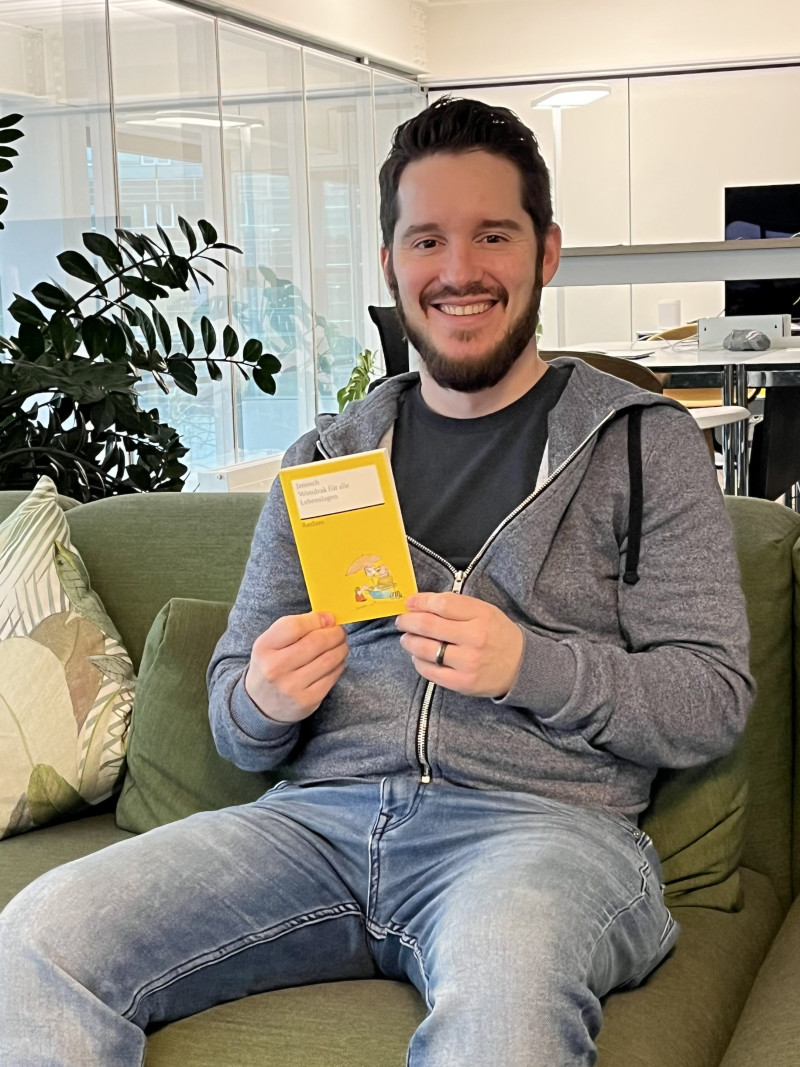 Mann mit Buch