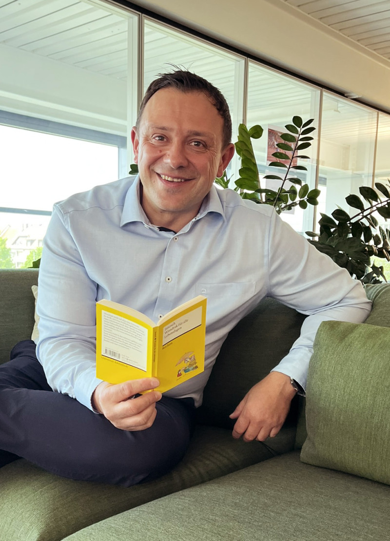 Markus auf dem Sofa