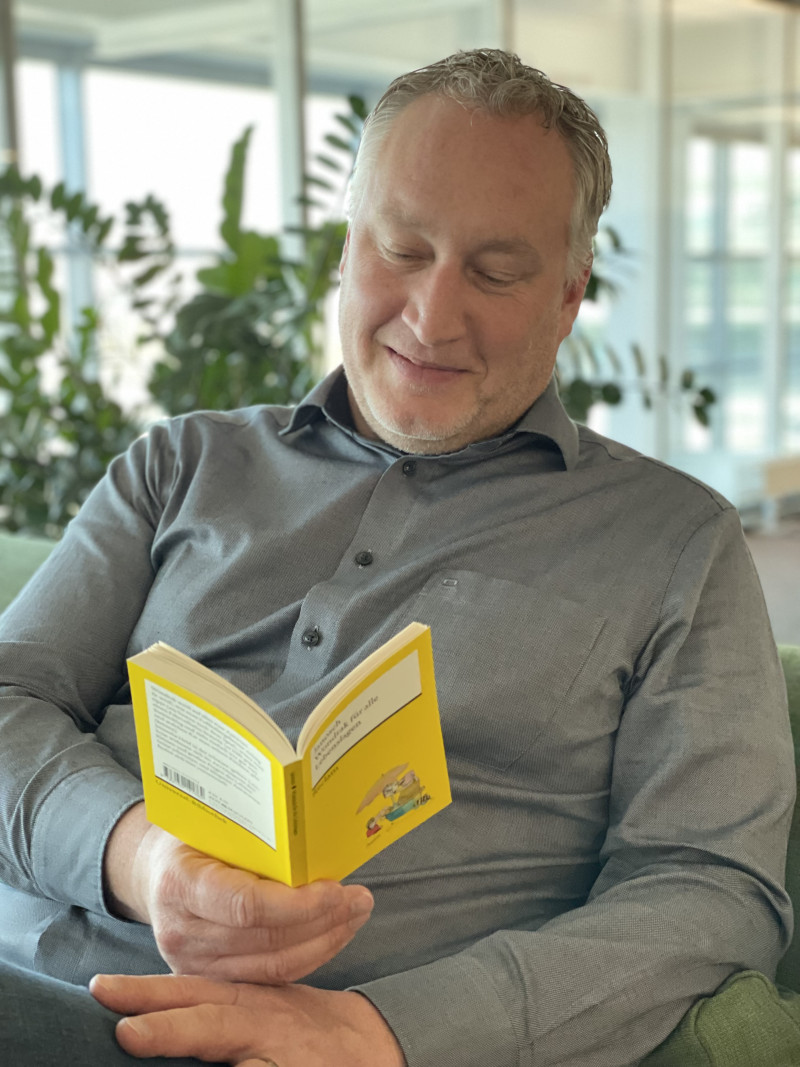 Mann liest Buch