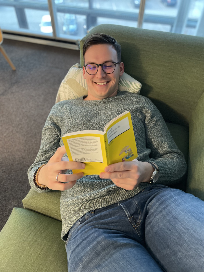 Mann liegt auf Sofa