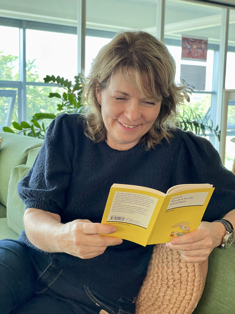 Frau liest Buch