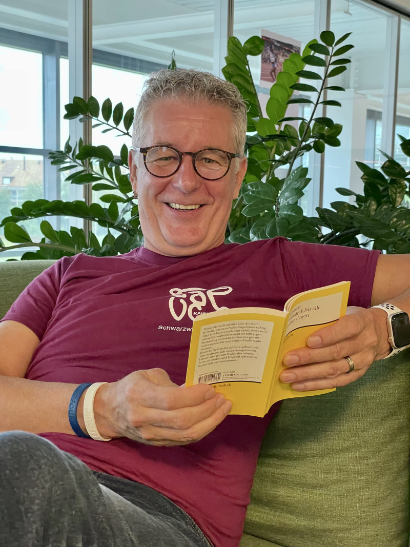 Mann liest Buch