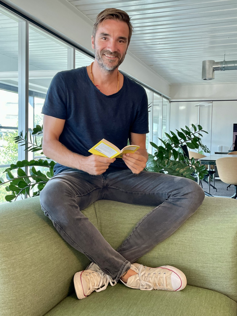 Mann auf Sofa