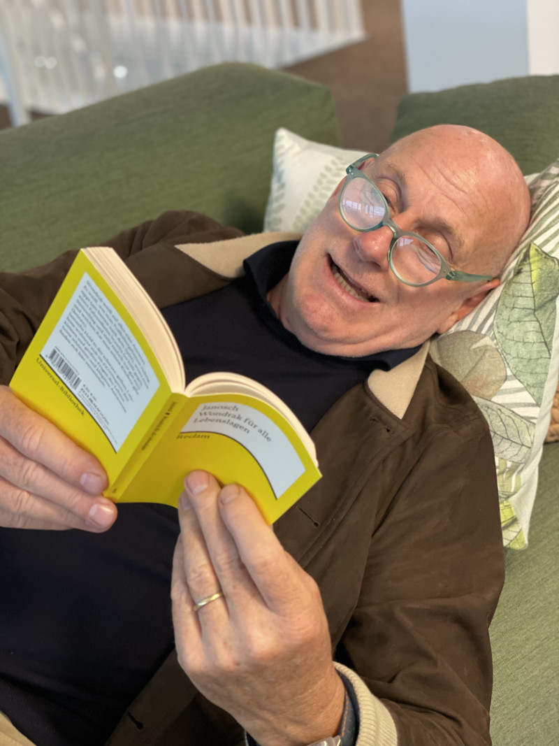 Man liest Buch