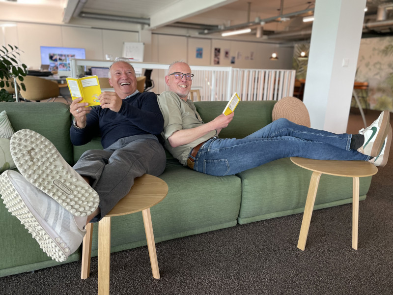 2 Männer mit Buch